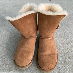 Ugg Bailey button short boot. Genuine suede and sheepskin.